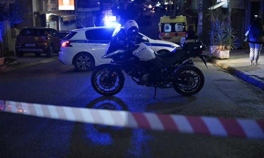 Τρεις ληστές μπούκαραν σε μίνι μάρκετ στη Θεσσαλονίκη και απείλησαν τον υπάλληλο (βίντεο)